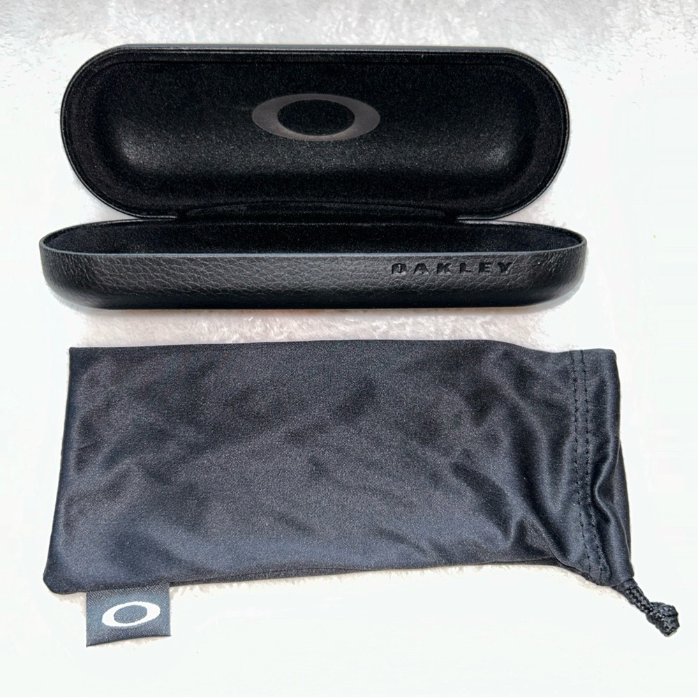 Oakley Glasses /Sunglasses Hard Claim Shell Case Black w Satin Bag.